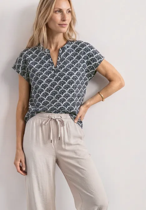Blusenshirt mit Split Neck und Leo-Muster shadowed navy Frau in gemusterter Kurzarmbluse und beiger, lässiger Hose mit Tunnelzug