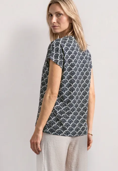 Blusenshirt mit Split Neck und Leo-Muster shadowed navy Frau von hinten mit gemustertem Kurzarmshirt, Blick zur Seite.