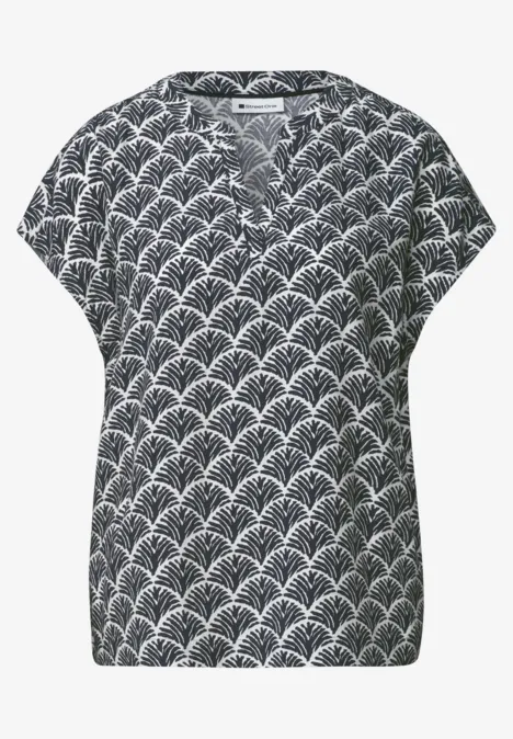 Blusenshirt mit Split Neck und Leo-Muster shadowed navy Schwarze Kurzarmbluse mit V-Ausschnitt, locker geschnitten und weißem Fächer-Muster.