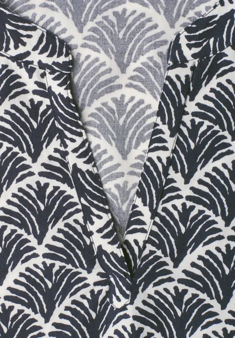Blusenshirt mit Split Neck und Leo-Muster shadowed navy Nahaufnahme eines Stoffes mit schwarz-grauem Blattmuster auf hellbeigem Grund.