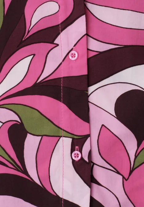 Blusentop mit Bowling-Kragen und Knoten magenta dream Stoff mit rosa-weißen und braun-grünen, abstrakten floralen Mustern und sichtbaren Knöpfen.