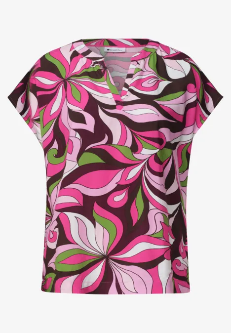 Damestop met korte mouwen en V-hals, abstracte kleurrijke print in roze, groen, bruin en wit.