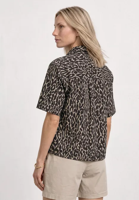 Kurzarm Hemdbluse mit Brusttasche und Print light terra mocha Frau in kurzärmeliger Bluse mit Leopardenmuster und beigen Shorts, von hinten fotografiert.
