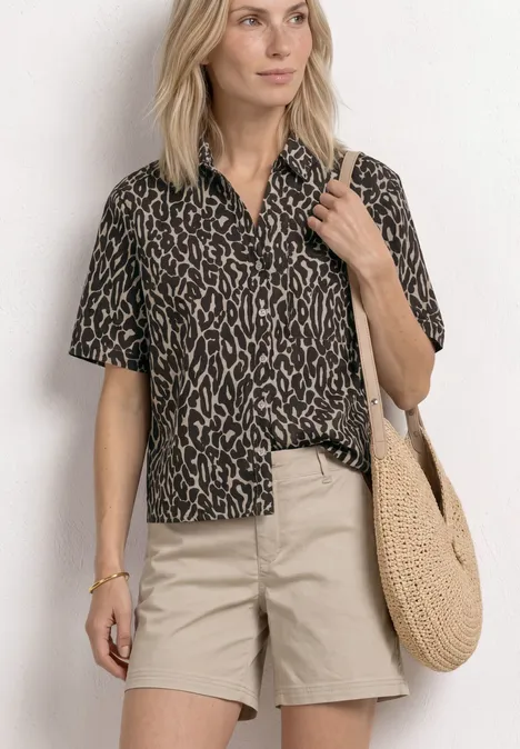Kurzarm Hemdbluse mit Brusttasche und Print light terra mocha Person trägt kurzärmliges, leopardgemustertes Hemd, beigefarbene Shorts und runde Stroh-Tasche.