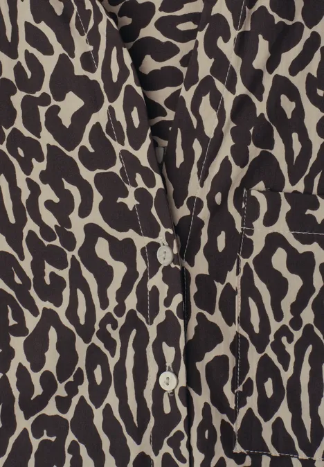 Kurzarm Hemdbluse mit Brusttasche und Print light terra mocha Nahe Aufnahme eines beigen Hemds mit schwarzem Leopardenmuster und weißen Knöpfen.