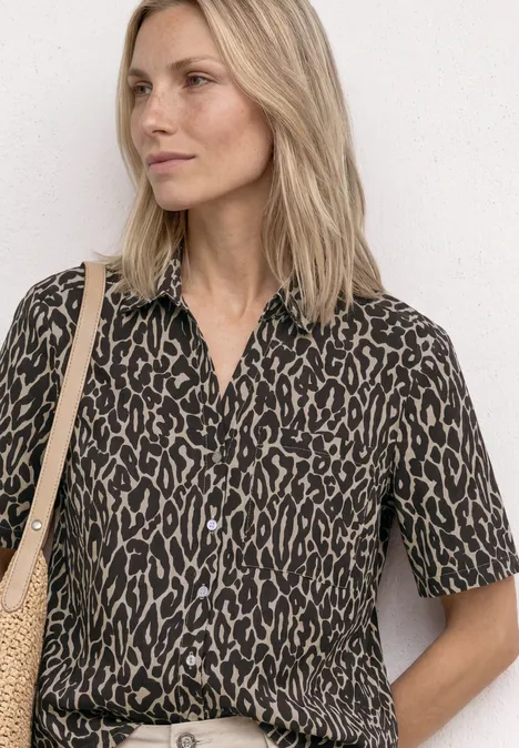 Kurzarm Hemdbluse mit Brusttasche und Print light terra mocha Person trägt kurzärmelige Bluse mit Leopardenmuster und Basttasche.