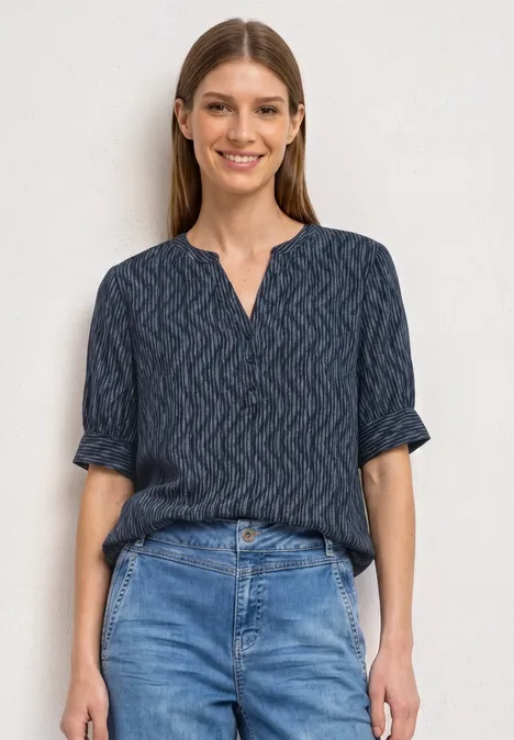 Blouse met korte mouwen, gespleten hals en elastische zoom ashen blue Vrouw in donkerblauw, gemêleerd bloesje en spijkerbroek, mouwen opgestroopt, recht van voren.