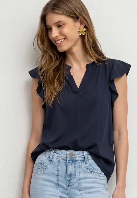 Blusenshirt mit Split Neck und Volant-Ärmeln darkest blue Lächelnde Frau trägt dunkelblaue Rüschenbluse und helle Jeans.