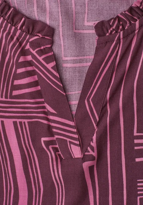 Lila-pink gemusterte Bluse mit V-Ausschnitt und leicht gerafftem Kragen