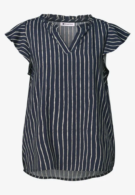Dunkelblaue Bluse mit weißen Streifen, V-Ausschnitt und kurzen, flatternden Ärmeln.