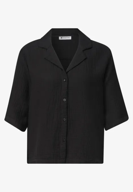 Musselin Bluse mit Bowling-Kragen Black Schwarzes Hemd mit kurzen Ärmeln aus leicht strukturiertem Stoff, Reverskragen und Knopfleiste