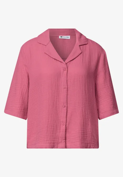 Mousselineblouse met bowlingkraag blush berry Roze kortmouwblouse van gecrinkeld katoen, met reverskraag en knoopsluiting.