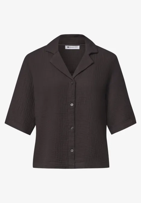 Mousselineblouse met bowlingkraag black coffee Donkerbruine, kortmouwige, licht gestructureerde blouse met reverskraag en knoopsluiting vooraan.