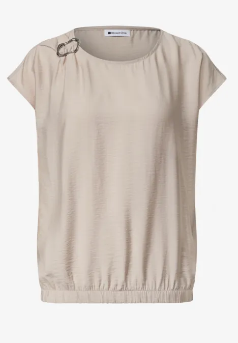 Blusenshirt mit Rundhals und Schnallendetail clay sand Beiges Damen-Top mit kurzen Ärmeln, Rundhalsausschnitt, Metall-Schnalle an der Schulter und elastischem Saum.