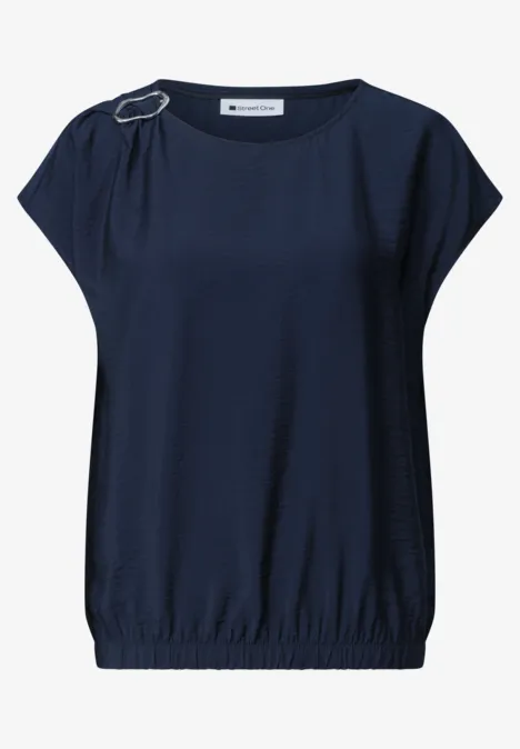 Blusenshirt mit Rundhals und Schnallendetail darkest blue Dunkelblaues Damen-Shirt mit Deko-Ring an der Schulter und elastischem Saum