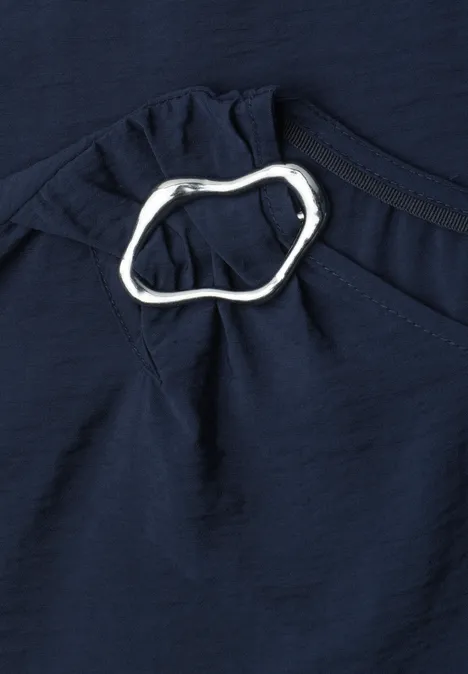 Blusenshirt mit Rundhals und Schnallendetail darkest blue Dunkelblauer Stoff mit silbernem, organisch geformtem Ring als Zierdetail an einer Raffung.