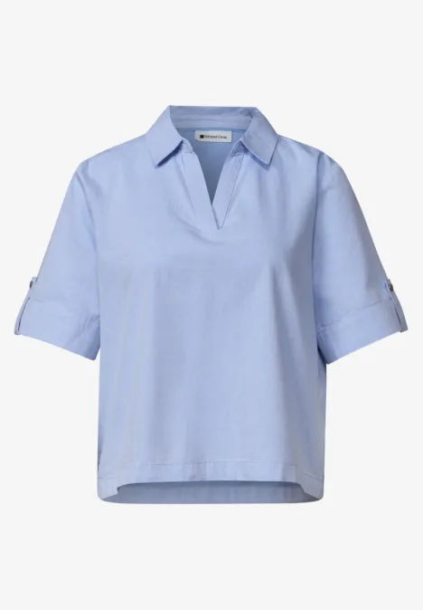 Hellblaue Kurzarm-Bluse mit V-Ausschnitt und Hemdkragen, legere Passform.