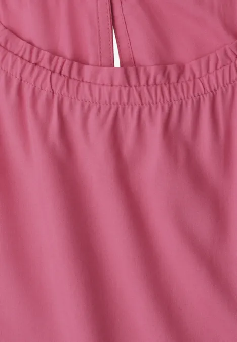 Blouse met gerimpelde ronde hals blush berry Close-up van een roze kledingstuk met elastische halslijn en sierlijke middennaad.