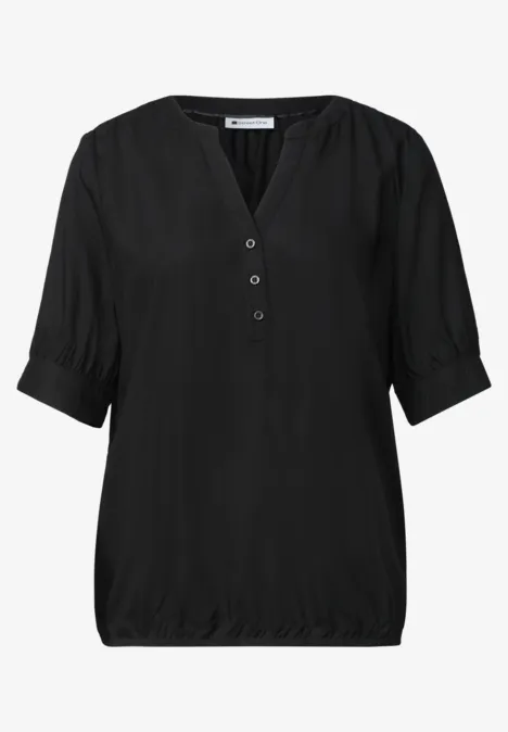 Kurzarm Bluse mit Split Neck und Elastiksaum Black Schwarze, kurzärmelige Bluse mit Knopfleiste und Gummizug am Saum.