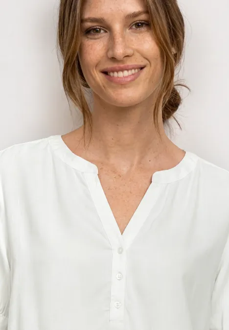 Blouse met korte mouwen, split in de hals en elastische zoom off white Eine Person in einer weißen Bluse mit V-Ausschnitt und Knöpfen, schlicht und elegant.