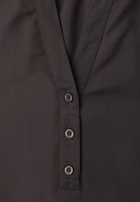 Blouse met korte mouwen, split in de hals en elastische zoom black coffee Schwarzes Oberteil mit V-Ausschnitt und kurzer Knopfleiste mit drei Knöpfen