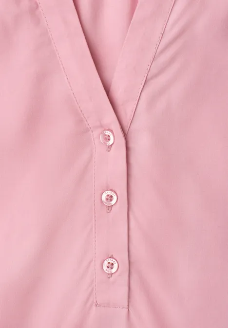 Blouse met korte mouwen, split in de hals en elastische zoom vintage blush Nahaufnahme einer rosafarbenen Bluse mit V-Ausschnitt und drei Knöpfen.