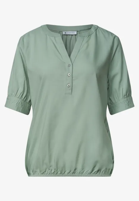 Kurzarm Bluse mit Split Neck und Elastiksaum eucalyptus green Leichte, salbeigrüne Damenbluse mit V-Ausschnitt, Knopfleiste, halblangen Ärmeln und elastischem Saum.
