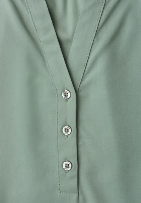 Kurzarm Bluse mit Split Neck und Elastiksaum eucalyptus green Hellgrünes Hemd mit V-Ausschnitt und drei Knöpfen