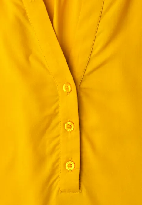 Blouse met korte mouwen, split in de hals en elastische zoom saffron yellow Gelbes Oberteil mit V-Ausschnitt und drei Knöpfen in der Mitte.