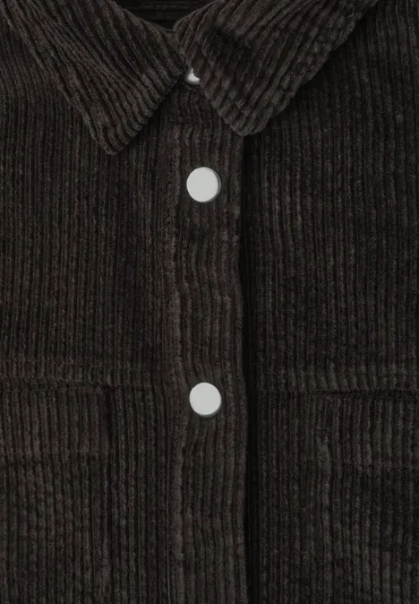 Braune Cordjacke mit aufgesetzten Brusttaschen und weißen Druckknöpfen