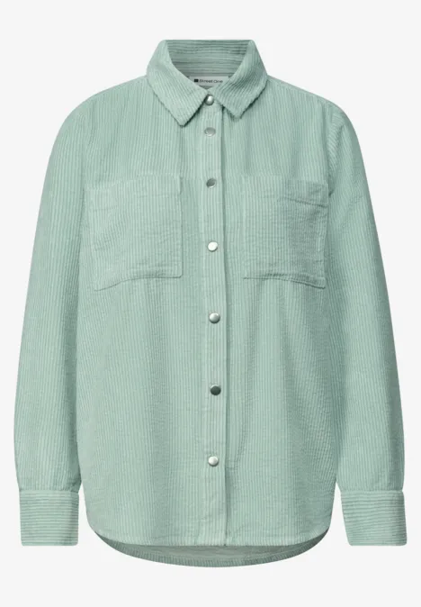 Mintgrüne Hemdjacke aus Cord mit Knopfleiste und aufgesetzten Brusttaschen.