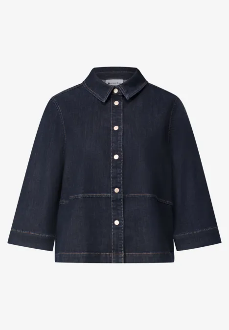 Dunkelblaue Jeansjacke mit Hemdkragen, Knopfleiste und tailliertem Schnitt