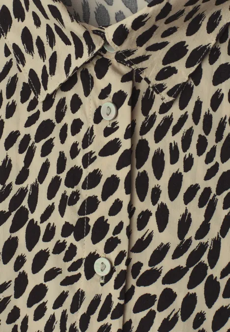 Overhemd met korte mouwen en print cotton beige Beige Bluse mit unregelmäßigem schwarzen Leopardenmuster und sichtbaren Knöpfen.