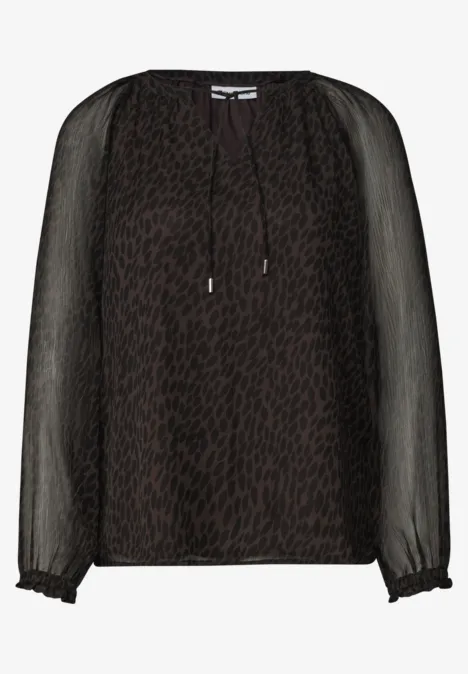 Raglanbluse mit Split Neck und Print molten earth Transparente schwarze Chiffonbluse mit dezentem Leopardenmuster und Tunnelzug am Ausschnitt.