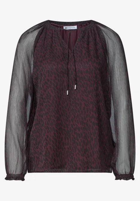Raglanblouse met split in de hals en print rustic rouge Donkerroze chiffon top met zwarte, doorzichtige mouwen en smockboorden.
