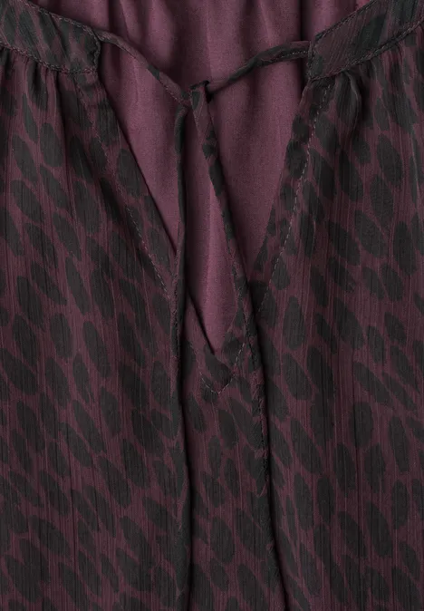 Raglanblouse met split in de hals en print rustic rouge Paars-zwarte blouse met patroon, V-hals en strikbandje.