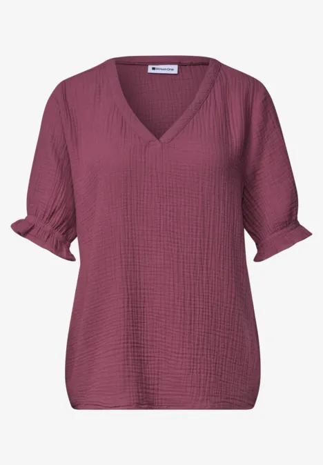 Blouse met korte mouwen, V-hals en ruches dark clouded blush Damesblouse in donker frambozenrood met V-hals en driekwartsmouwen in licht gestructureerde katoen