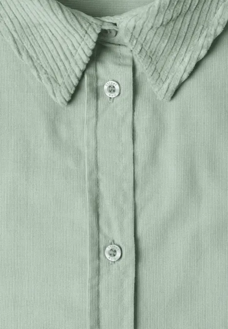 3/4 Arm Hemdbluse mit Cordmix eucalyptus green Ein hellgrünes Hemd mit geöffneter Knopfleiste und spitzem Kragen.