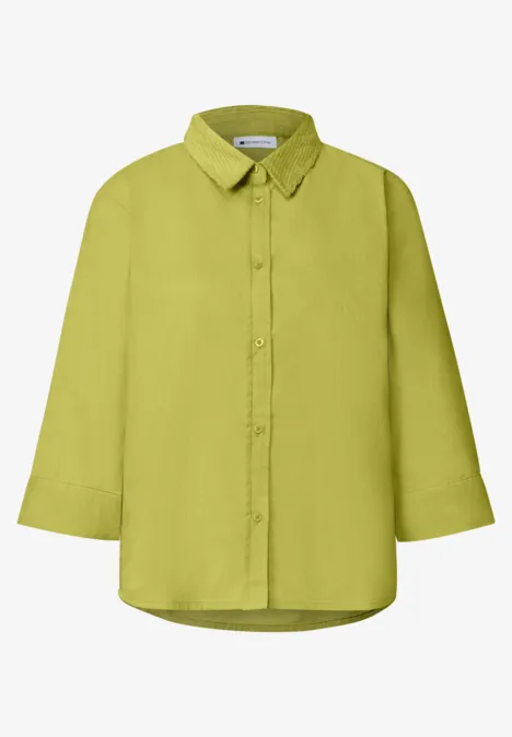 Chemisier à manches 3/4 en mélange de velours côtelé apple lime Eine hellgrüne, langärmelige Bluse mit Kragen und durchgehender Knopfleiste.