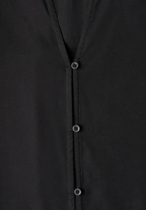 Schwarze Bluse mit Knopfleiste und drei kleinen runden Knöpfen.