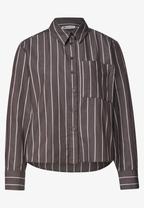 Chemise gris foncé à rayures blanches verticales, poche poitrine et patte de boutonnage