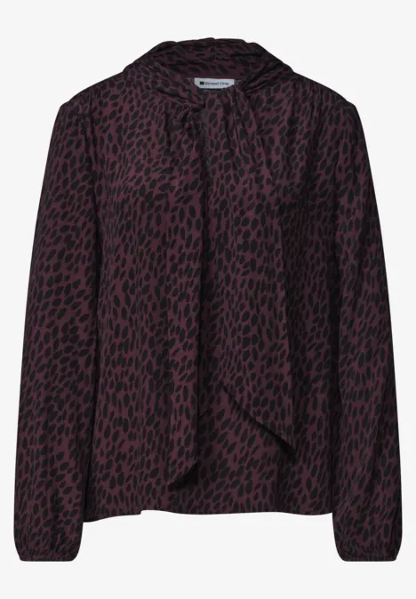 Dunkelrote Bluse mit schwarzem Animalprint, Langarm und Schleifendetail am Kragen.