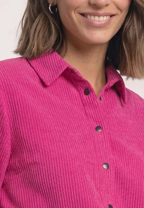 Langarm Cord Hembluse mit Knöpfen magenta dream Eine Frau trägt ein pinkfarbenes Kordhemd mit Kragen und schwarzen Druckknöpfen.