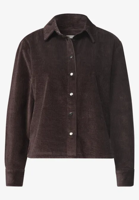 Dunkelbraune Cord-Jacke im Hemdstil mit Knopfleiste und Kragen.