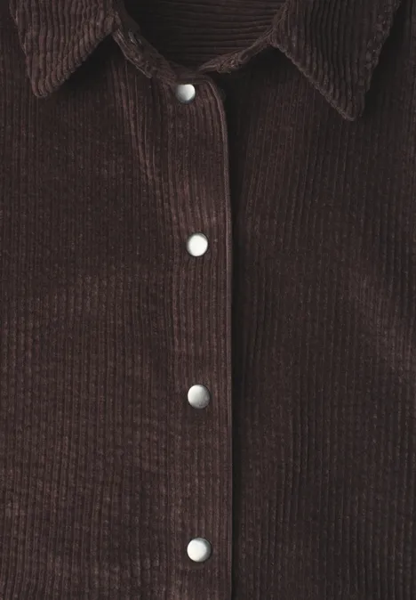 Braunes Cordshirt mit silbernen Druckknöpfen und Kragenansatz.