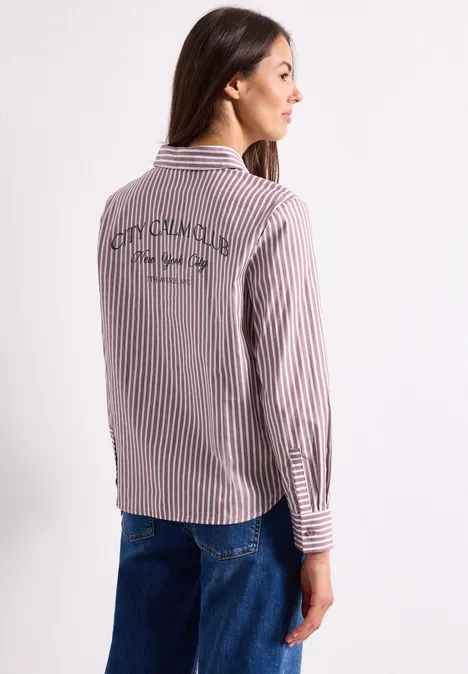 Hemdbluse mit Streifen und Backprint dark clouded blush Junge Frau in gestreiftem Hemd mit Schriftzug auf dem Rücken, seitliche Rückenansicht.