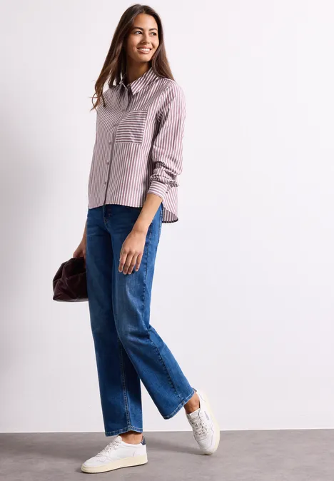 Hemdbluse mit Streifen und Backprint dark clouded blush Eine Frau trägt ein rosé Hemd, blaue Jeans, weiße Sneaker und hält eine bordeauxrote Tasche.