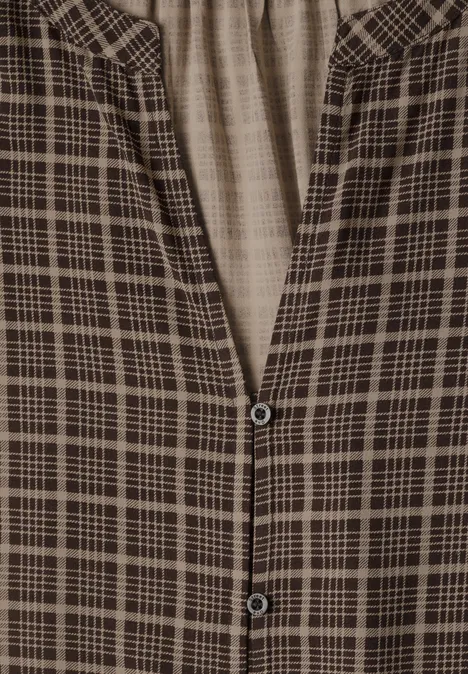Braun kariertes Hemd oder Jacke mit zwei Metallknöpfen und grauem Innenfutter.