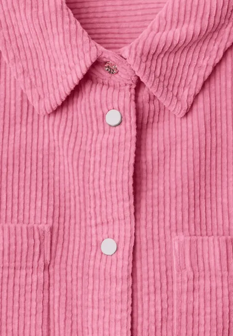 Cord-Hemdbluse mit Brusttaschen warm blush Rosa Cordjacke aus Cord mit Hemdkragen, weißen Druckknöpfen und aufgesetzten Taschen.