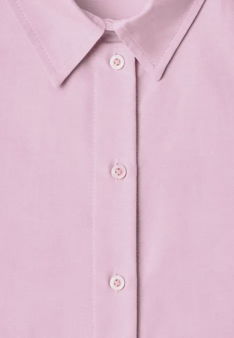 Chemisier Oxford avec imprimé dans le dos vintage blush Nahaufnahme eines rosa Hemdkragens mit drei Knöpfen auf der Vorderseite.